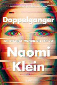 Portada del libro Doopelganger. Muestra el rostro de Naomi Klein, una mujer blanca y rubia, con un efecto de distorsión en colores y recuadros del rostro fuera de lugar. La imagen cubre toda la portada, y encima tiene el título del libro, la frase "Un viaje al mundo del espejo" y el nombre de la autora.