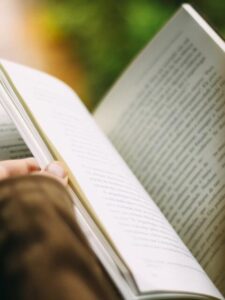 Fotografía de un libro abierto. El texto no es legible.