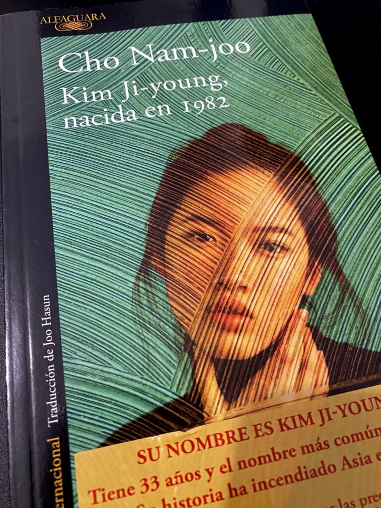 Portada del libro Kim Ji-young, nacida en 1982. Muestra el rostro de una mujer joven, de rasgos asiáticos, sobre un fondo verde. El título del libro es blanco.